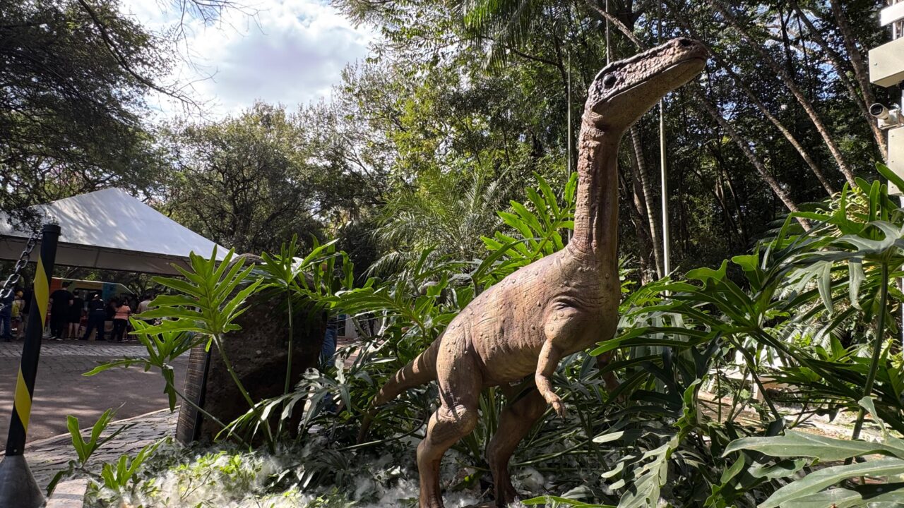 Réplica do primeiro dinossauro do Paraná