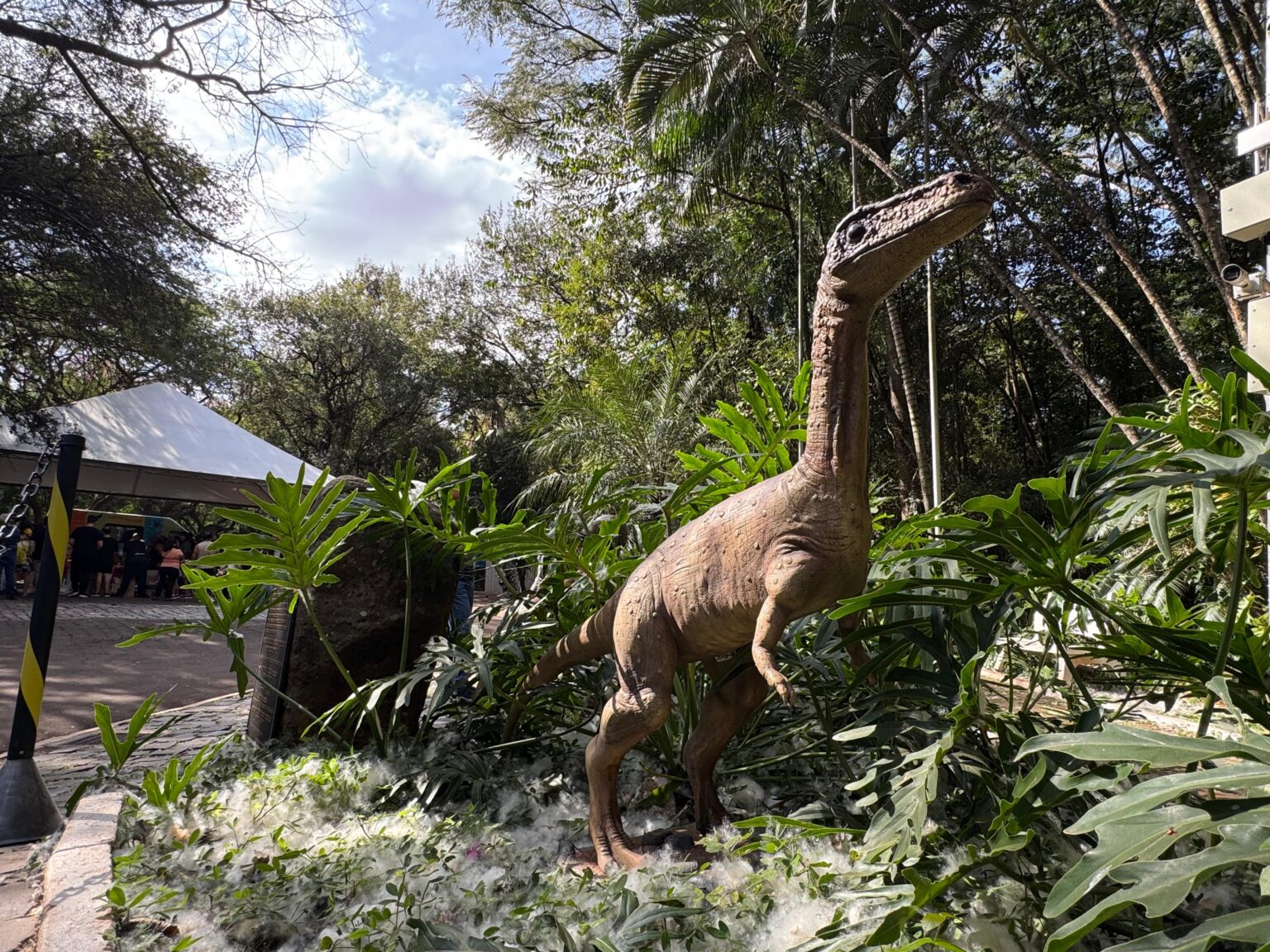 Réplica do primeiro dinossauro do Paraná