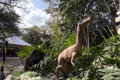 Réplica do primeiro dinossauro do Paraná