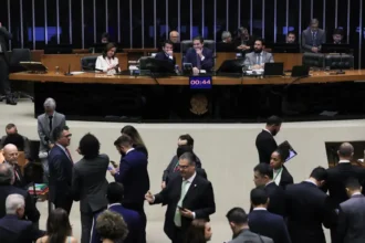 Sessao da Camara que votou a urgencia do PL de isencao de Imposto de Renda pra quem ganha ate R 5 mil - Saiba Já News