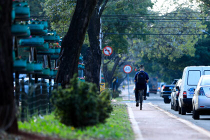 Transito ciclovia carros canteiro central - Saiba Já News