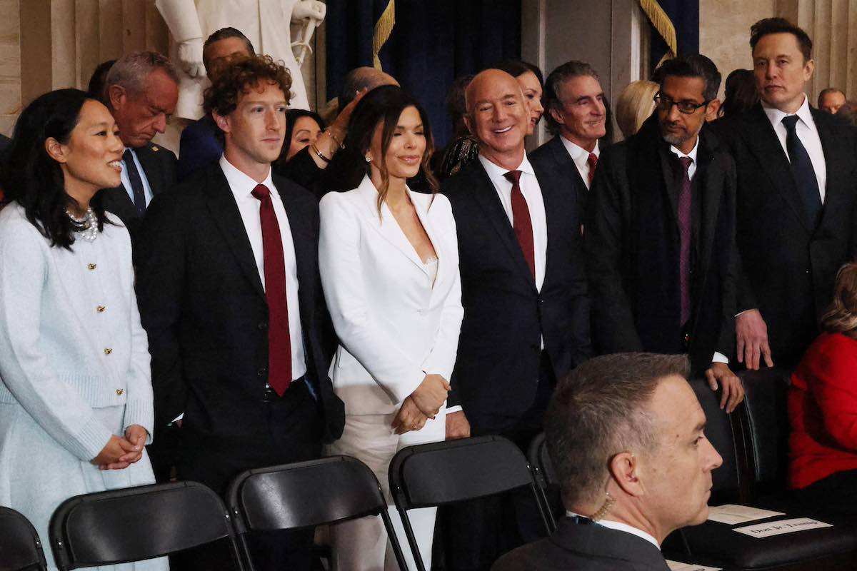 Trump Abraça a IA do Vale do Silício, Revogando Medidas de Biden e Priorizando o Lobby da Tecnologia