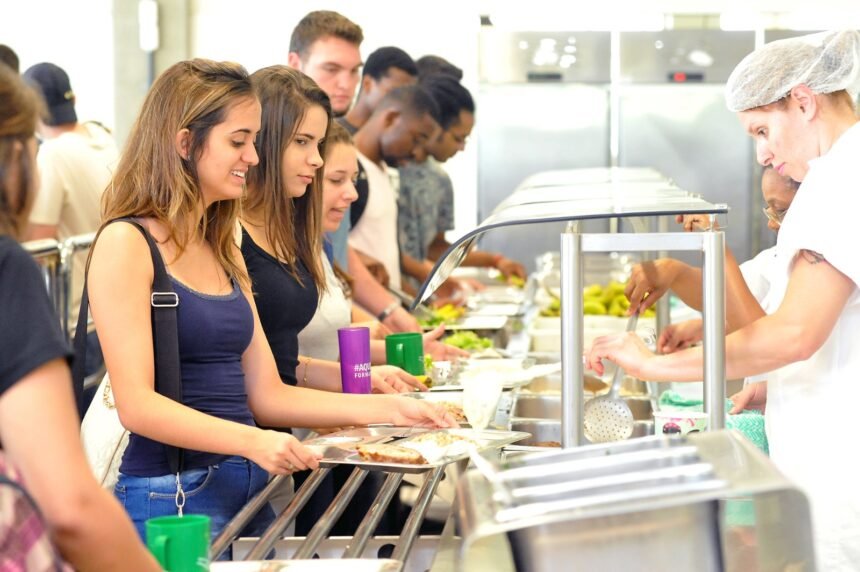 Ratinho Junior sanciona lei que garante segurança alimentar a universitários no Paraná