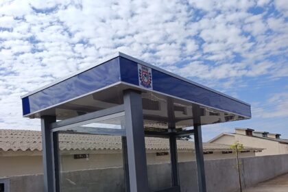 Araruna ganha novos pontos de ônibus com apoio da deputada Maria Victoria (PP)