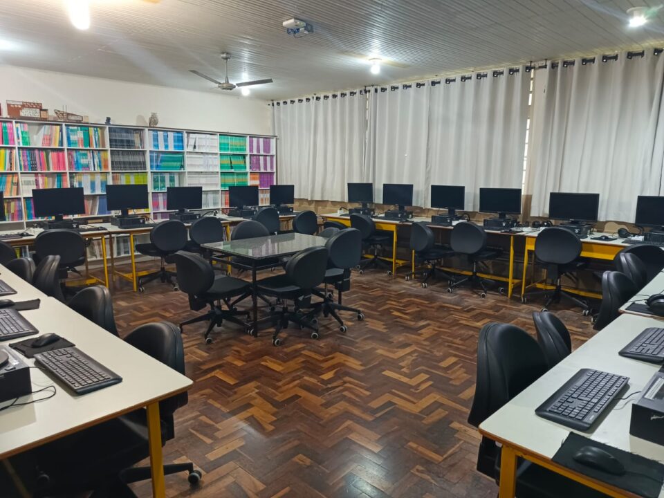 Laboratório de informática do Colégio Estadual Marquês de Herval, de Uniflor, região Noroeste do Paraná