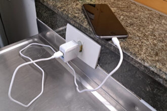 Acidentes com carregadores de celular