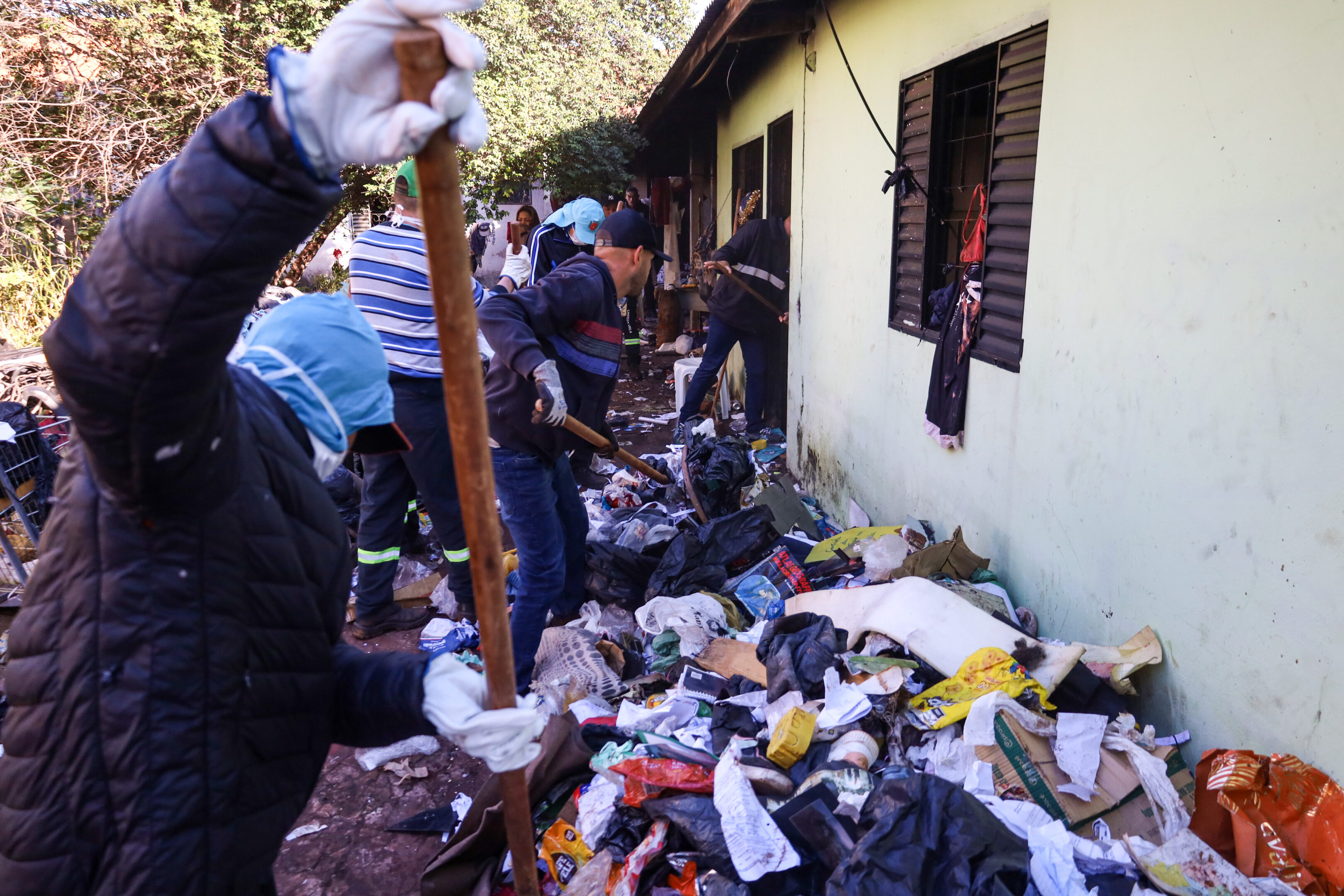 Prefeitura recolhe mais de 13 toneladas de lixo em limpeza de imóvel no Parque das Grevíleas 3 b3fb9451 6dfe 45dd 90a7 9014b5aa8b7b