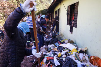 Prefeitura recolhe mais de 13 toneladas de lixo em limpeza de imóvel no Parque das Grevíleas