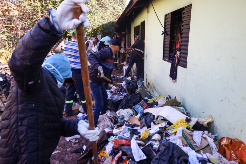 Prefeitura recolhe mais de 13 toneladas de lixo em limpeza de imóvel no Parque das Grevíleas