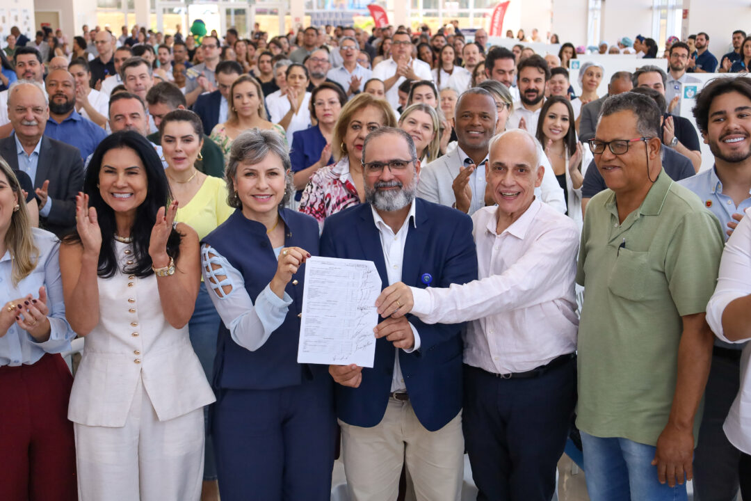 Hospital da Criança de Maringá celebra 1 ano com mais de 40 mil atendimentos realizados 2 Durante a cerimônia, também foi realizada a assinatura de renovação do contrato anual avaliado em R$ 45,2 milhões com a Liga Álvaro Bahia