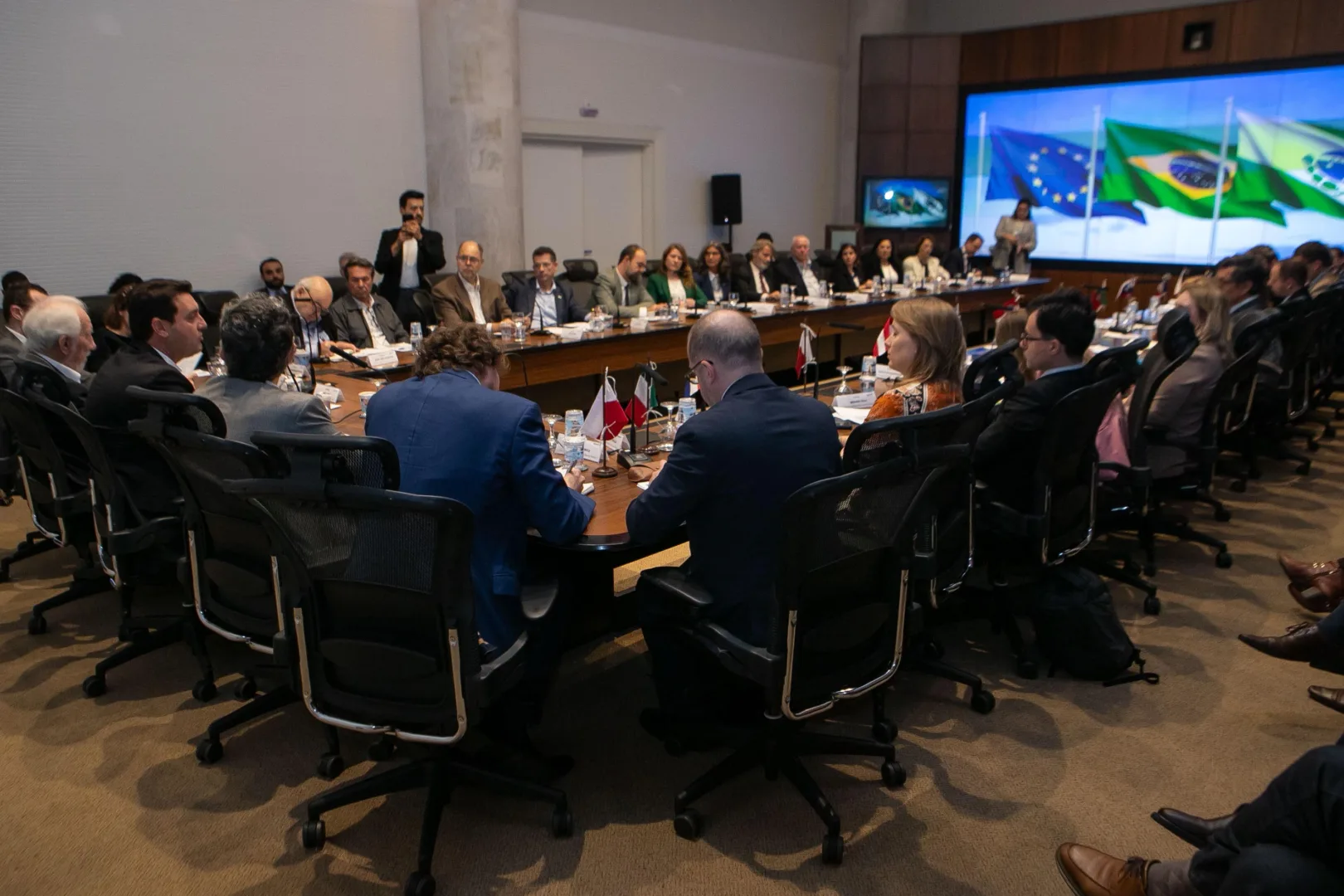 Paraná no mapa global! Ratinho Junior recebe comitiva da União Europeia para fortalecer parcerias, investimentos e impulsionar novas oportunidades no Estado 22 delegacao uniao europeia foto rdziura 5180 0