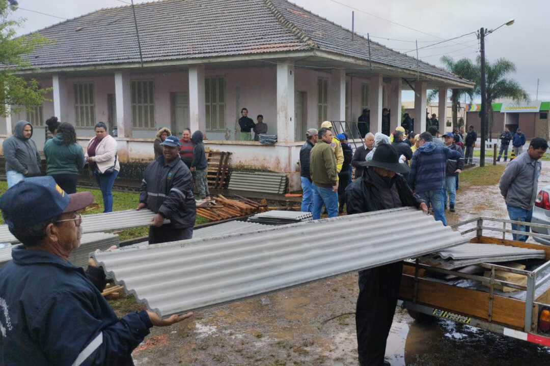 Tempestade de granizo danifica 600 casas em Castro; Estado auxilia município com ações emergenciais 4 distribuicao de madeira e telhas 1 - Saiba Já News