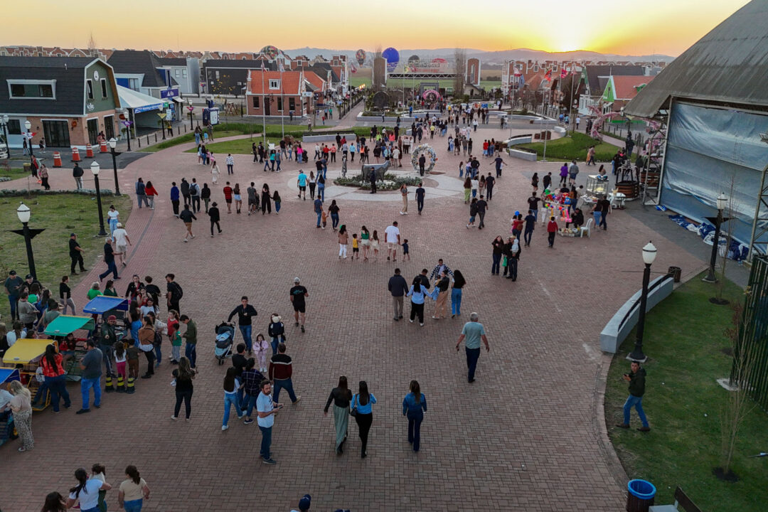 Espetáculo de Fogo surpreende visitantes no Festival de Primavera em Castro 12 foto 45 1 - Saiba Já News