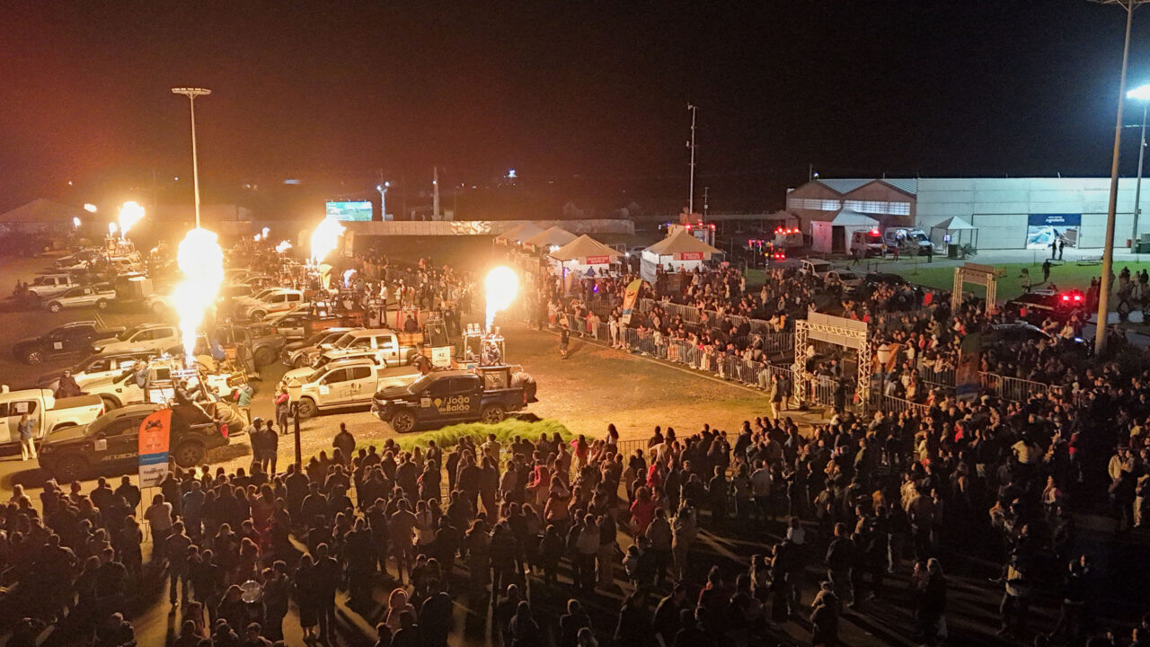 Espetáculo de Fogo surpreende visitantes no Festival de Primavera em Castro