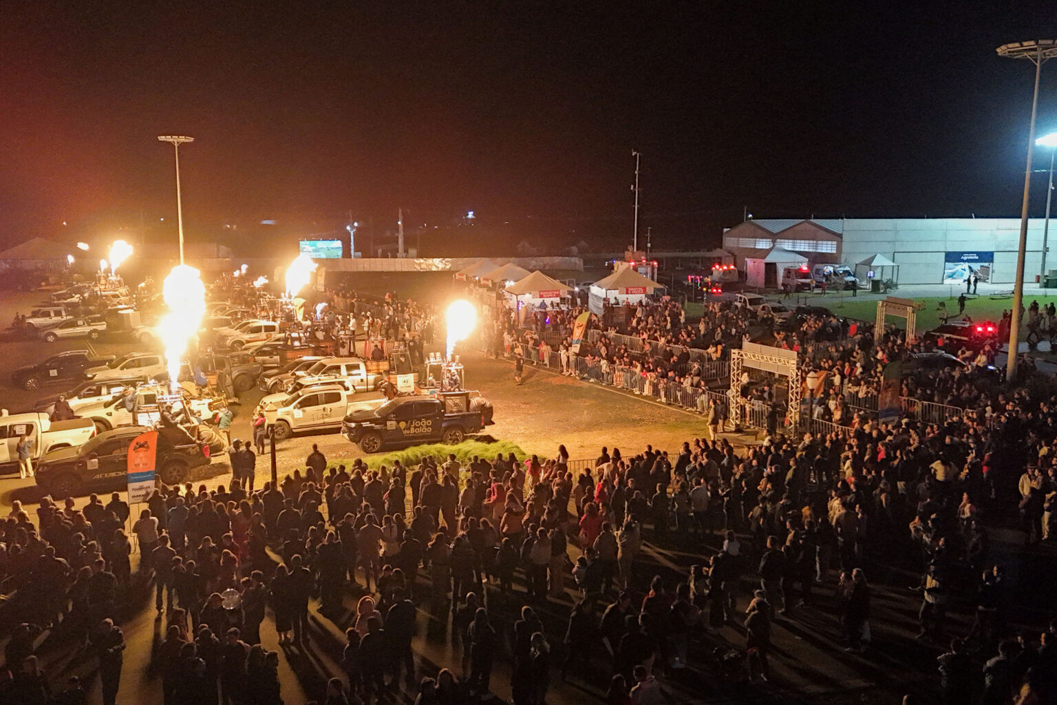 Espetáculo de Fogo surpreende visitantes no Festival de Primavera em Castro