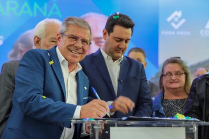 O Paraná iniciou o projeto Vida Nova, do Casa Fácil Paraná, com investimento de R$ 441 milhões para construir 2.452 moradias para famílias de áreas de risco em 65 municípios. O programa, com meta de 6 mil casas em 5 anos e aporte total de R$ 1 bilhão, visa realocar a população vulnerável e oferecer acompanhamento multidisciplinar para seu desenvolvimento socioeconômico. Além disso, o governo lançou novas modalidades habitacionais para idosos, agricultura familiar e regularização fundiária, fortalecendo a política de habitação no estado.