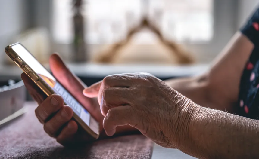 A oficina abordará temas práticos como uso do smartphone, WhatsApp, produção de fotos e vídeos, segurança digital, entre outros. (Credito: Freepik)