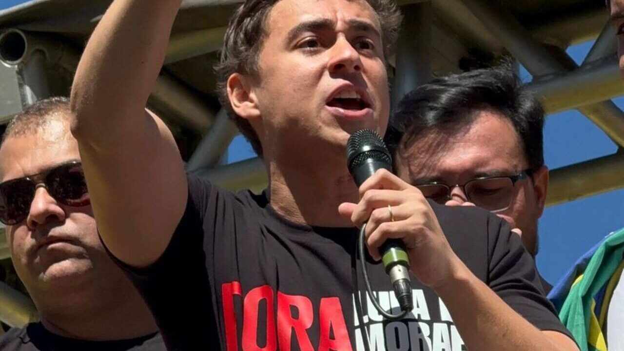 Deputado Nikolas Ferreira (PL-MG), durante uma manifestação na Avenida Paulista em 3 de agosto