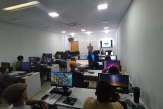 Cursos gratuitos de tecnologia para crianças e adultos; município abre editais para instituições