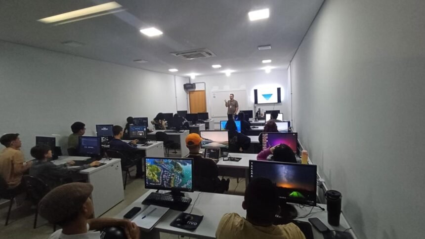 Cursos gratuitos de tecnologia para crianças e adultos; município abre editais para instituições
