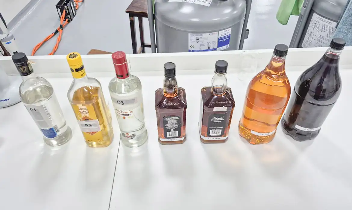 Metanol: Polícia fecha fábrica que adulterava bebidas
