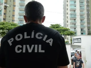 Empresas de telemarketing ligadas a um empresário condenado por estelionato são investigadas por fraudes no INSS. A Operação Sem Desconto revela esquema de descontos ilegais em benefícios previdenciários.