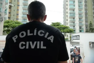 Empresas de telemarketing ligadas a um empresário condenado por estelionato são investigadas por fraudes no INSS. A Operação Sem Desconto revela esquema de descontos ilegais em benefícios previdenciários.