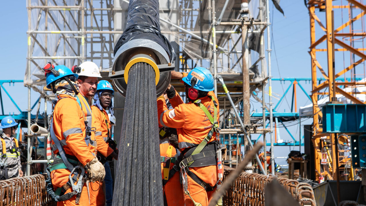 Começa a instalação dos cabos de aço no trecho estaiado da Ponte de Guaratuba