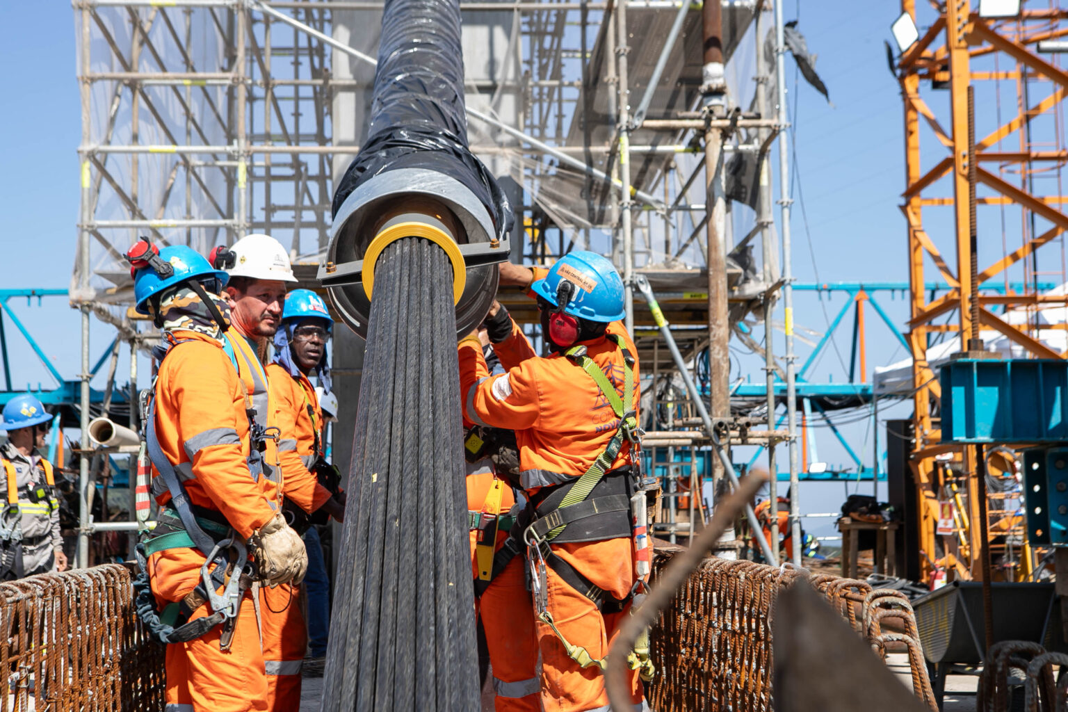 Começa a instalação dos cabos de aço no trecho estaiado da Ponte de Guaratuba
