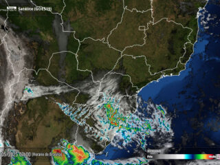 Sábado de sol com névoa matinal no leste e calor à tarde no oeste do Paraná. Domingo traz mais nuvens e chance de chuva com trovoadas no final do dia. Previsão completa do Simepar.