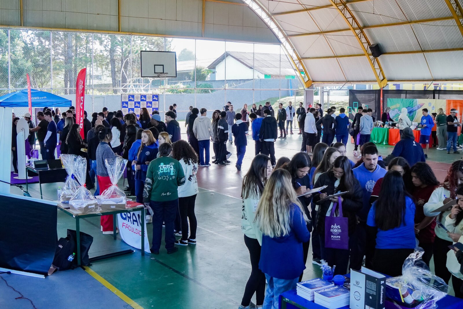 De olho no futuro: Feira do Conhecimento amplia horizontes de alunos de colégio estadual 2 silvio turra feira do conhecimento c.e anita canet 25