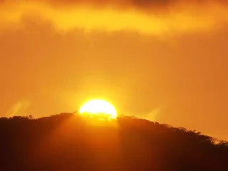 Previsão do tempo no Paraná para quinta-feira (SIMEPAR): tempo estável com sol, temperaturas em elevação à tarde e sem chuva. Atenção para nevoeiros matinais e variação da nebulosidade entre RMC e interior.