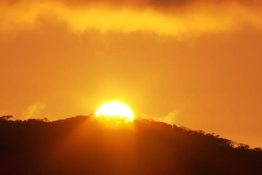 Previsão do tempo no Paraná para quinta-feira (SIMEPAR): tempo estável com sol, temperaturas em elevação à tarde e sem chuva. Atenção para nevoeiros matinais e variação da nebulosidade entre RMC e interior.