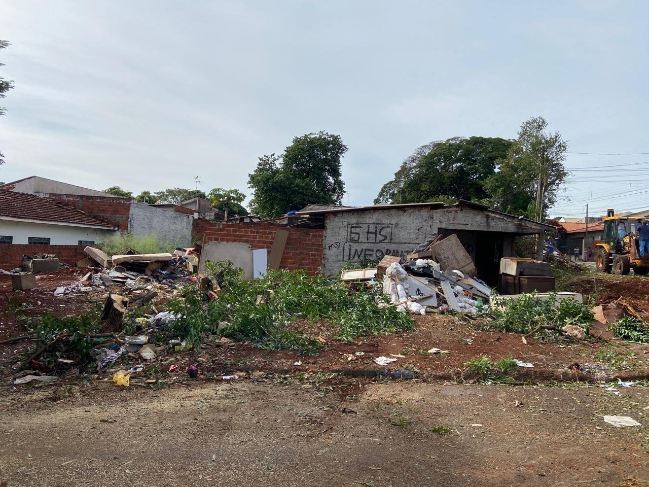 Secretaria de Limpeza Urbana, realizou na quarta-feira, 23, grande ação de limpeza em imóvel localizado no Parque Residencial Tuiuti