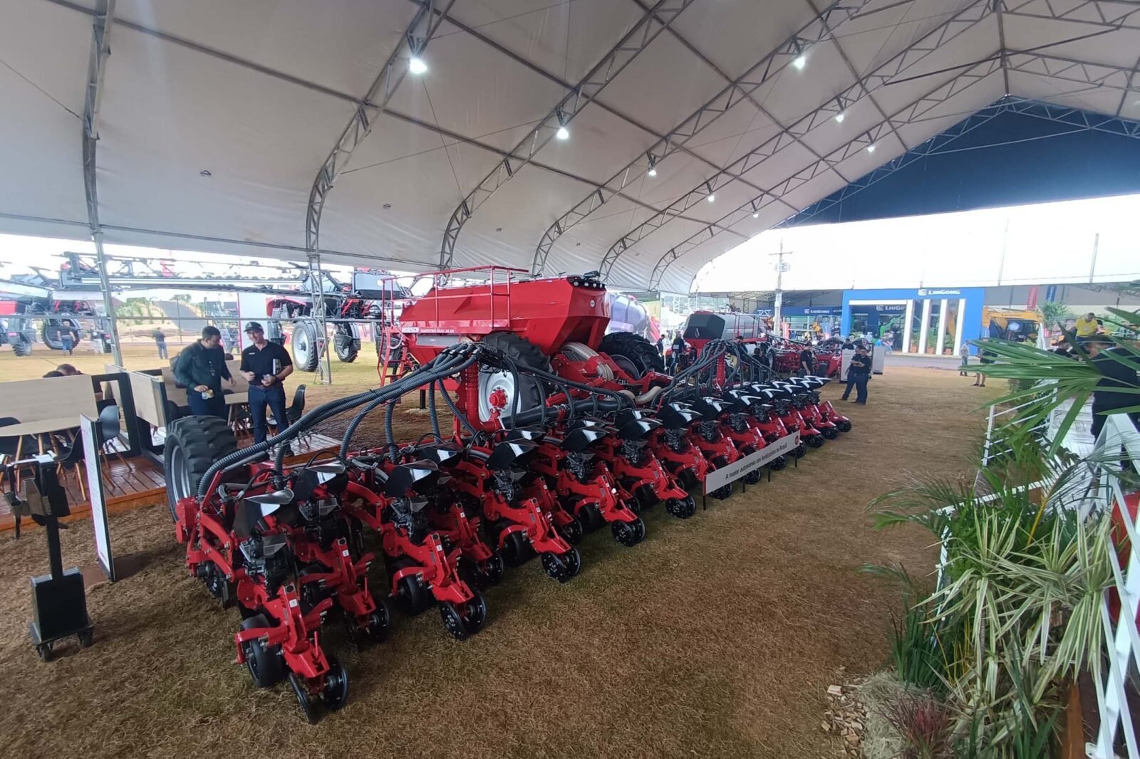 Ratinho Junior destaca modelo inovador do agro paranaense em visita à Agrishow 13 whatsapp image 2025 04 28 at 11.56.16