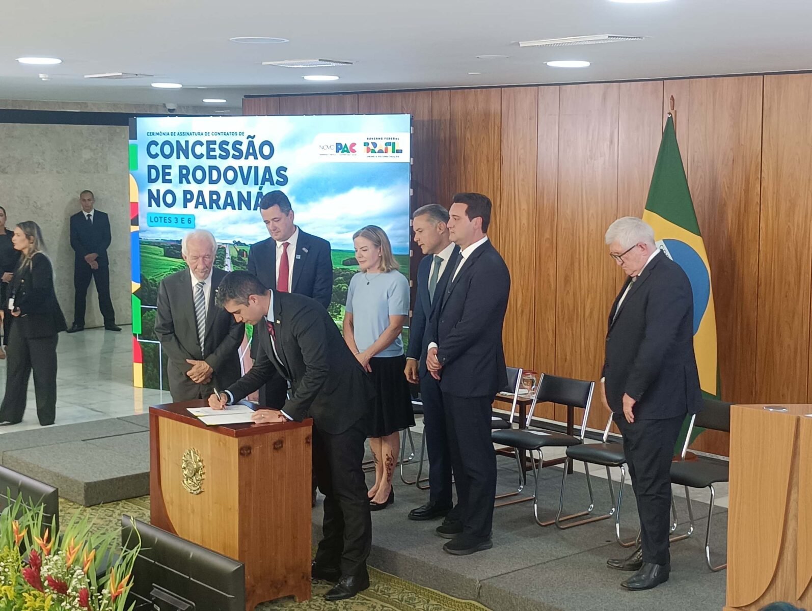 Concessões rodoviárias: com R$ 36 bilhões em obras, contratos dos lotes 3 e 6 das rodovias paranaenses são assinados 11 whatsapp image 2025 04 28 at 15.49.46 2
