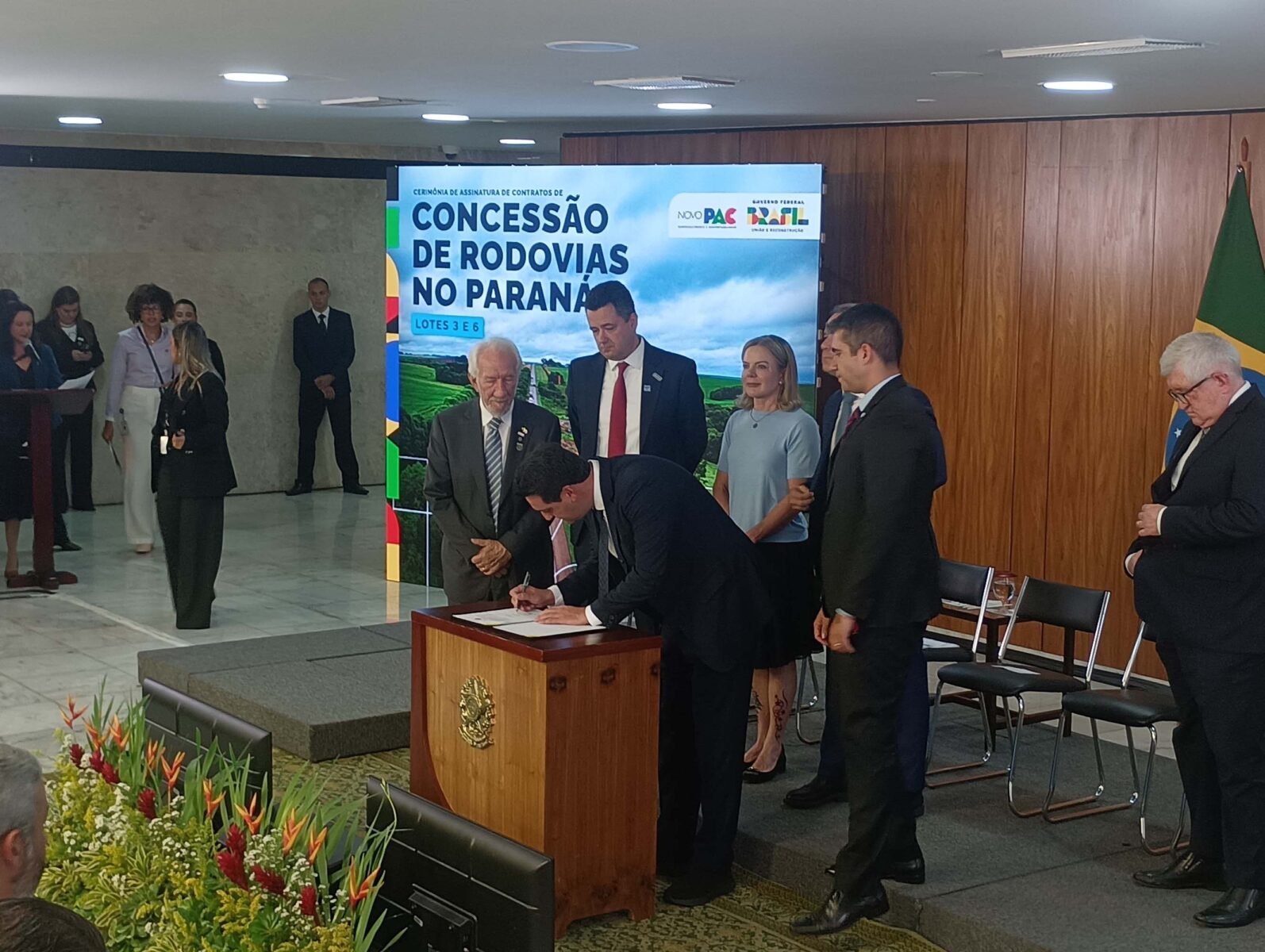 Concessões rodoviárias: com R$ 36 bilhões em obras, contratos dos lotes 3 e 6 das rodovias paranaenses são assinados 10 whatsapp image 2025 04 28 at 15.49.47 2