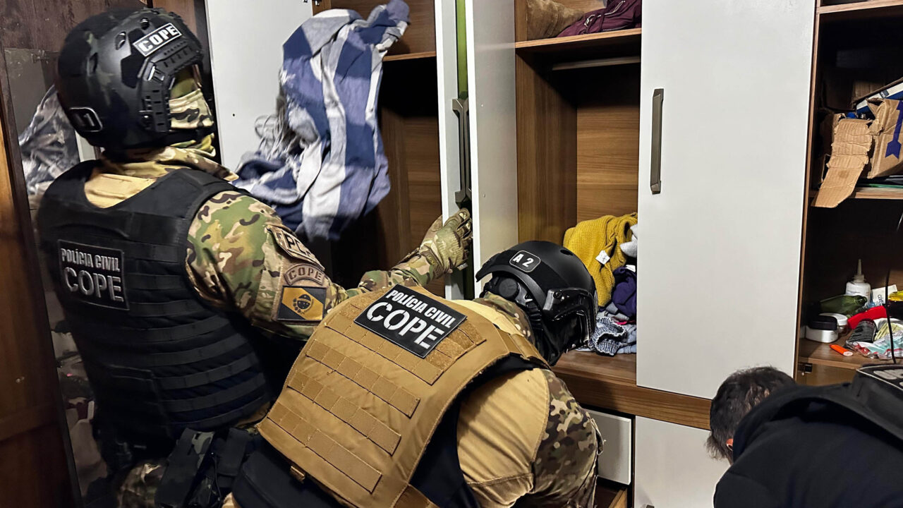 Polícia deflagra operação contra grupo investigado por comércio ilegal de armas